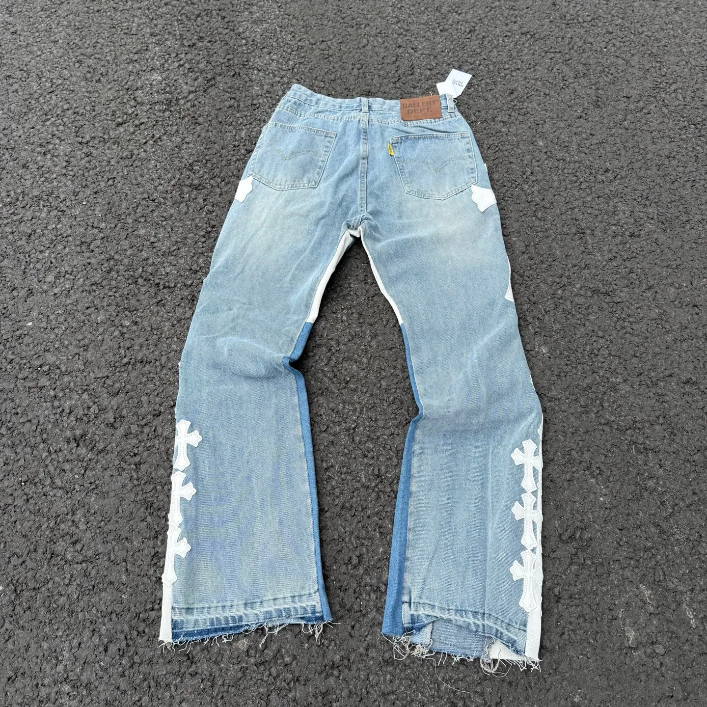 #8146 P290💰 Independent GALLERY DEPT. Vintage multi-leather spliced cross loose washed flared jeans - truly restore the ultimate texture of Vintage - original hardware accessories washed and other elevators, QR code analysis are all purchased from the original factory, high degree of restoration, you are welcome to compare with a certain product~ - Three-dimensional version Loose and comfortable, not picky about the body shape, taller and slimmer, factory Seiko, original factory quality control, same style for men and women, can be matched with couples, versatile recommendation, must-have jeans for all seasons -Size: 28 30 32 34 36